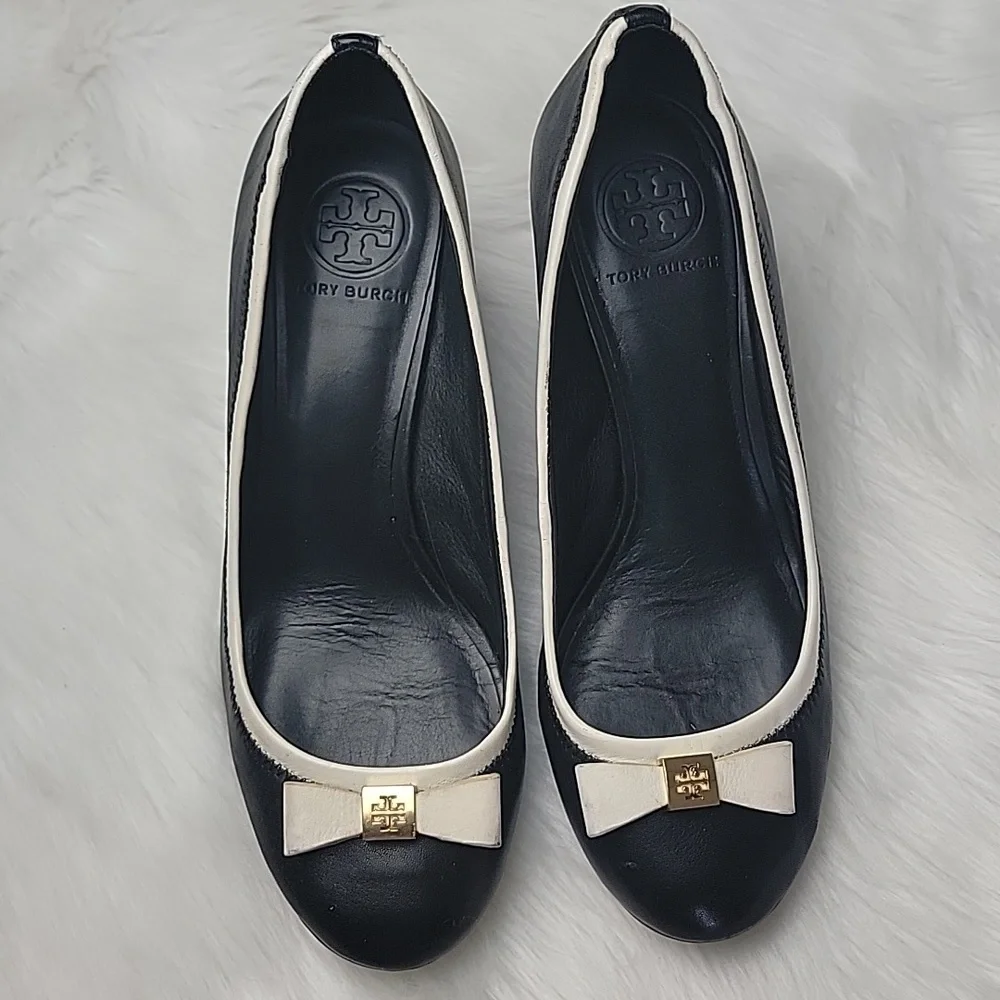 TORY BURCH Navy Blue White Edge Bow Gold Tone Logo Preppy Nautical Wedge Heels 9